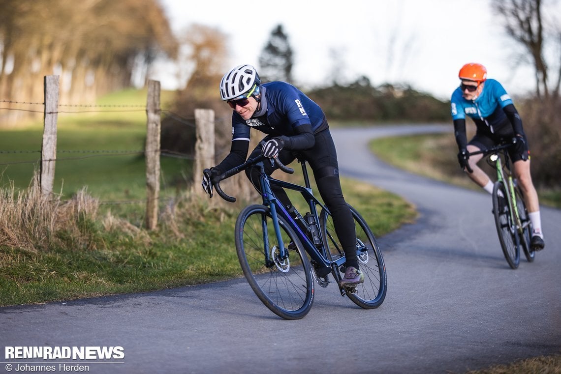 In Kurven liegt das Endurace CF 7 gut