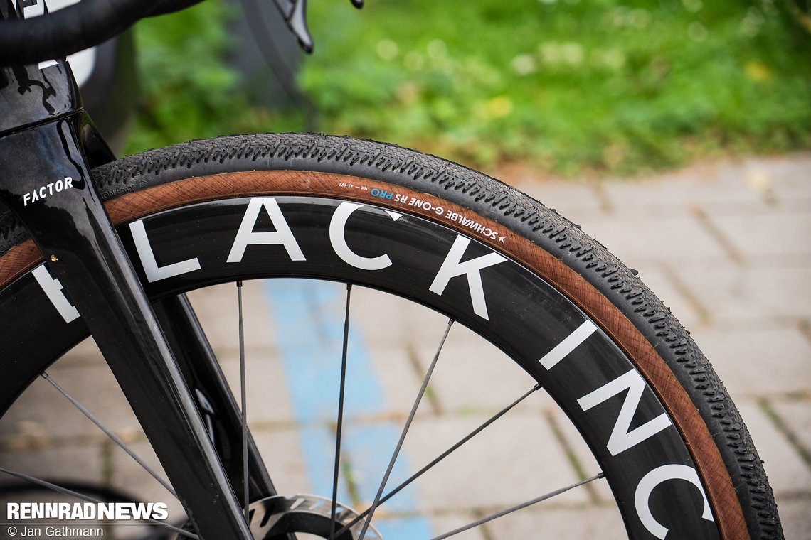 Mit Schwalbe G-One RS Pro in 45 mm setzt der Niederländer auf Breite gepaart mit geringem Profil.