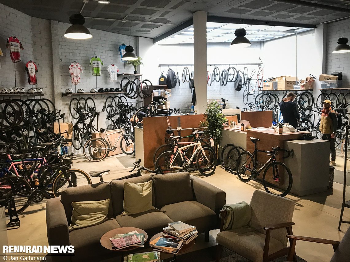 An der Sitzecke in The Service Course, Girona, lehnte das Bellé Cycles A.T.E.R von Christian Meier, der das Cycle Café und Shop-Netzwerk gründete