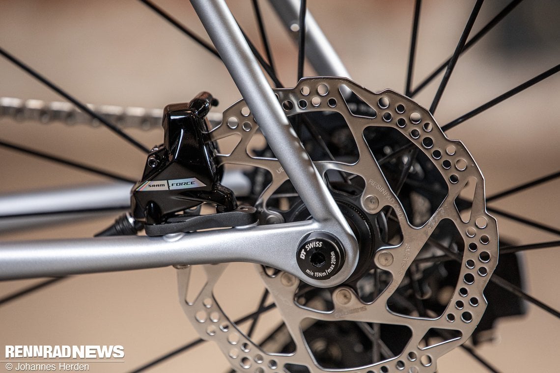 SRAM Force Bremsen an der fast schon filigranen Kettenstrebe.