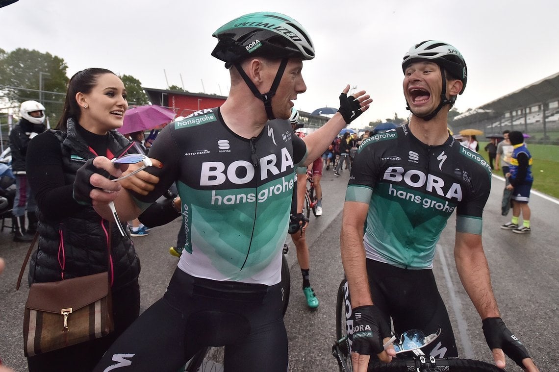 Sam Bennett außer sich vor Freude über seinen 2. Etappengewinn beim Giro