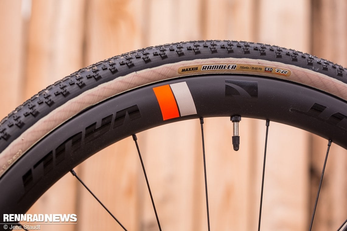 Alle Komplettbikes rollen auf Maxxis Rambler mit Allround-Profil