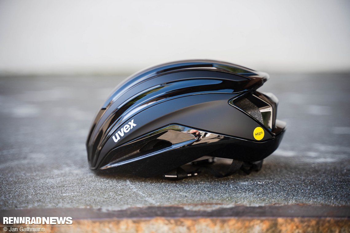 Uvex Surge Aero MIPS Helm mit Aero-Cover.