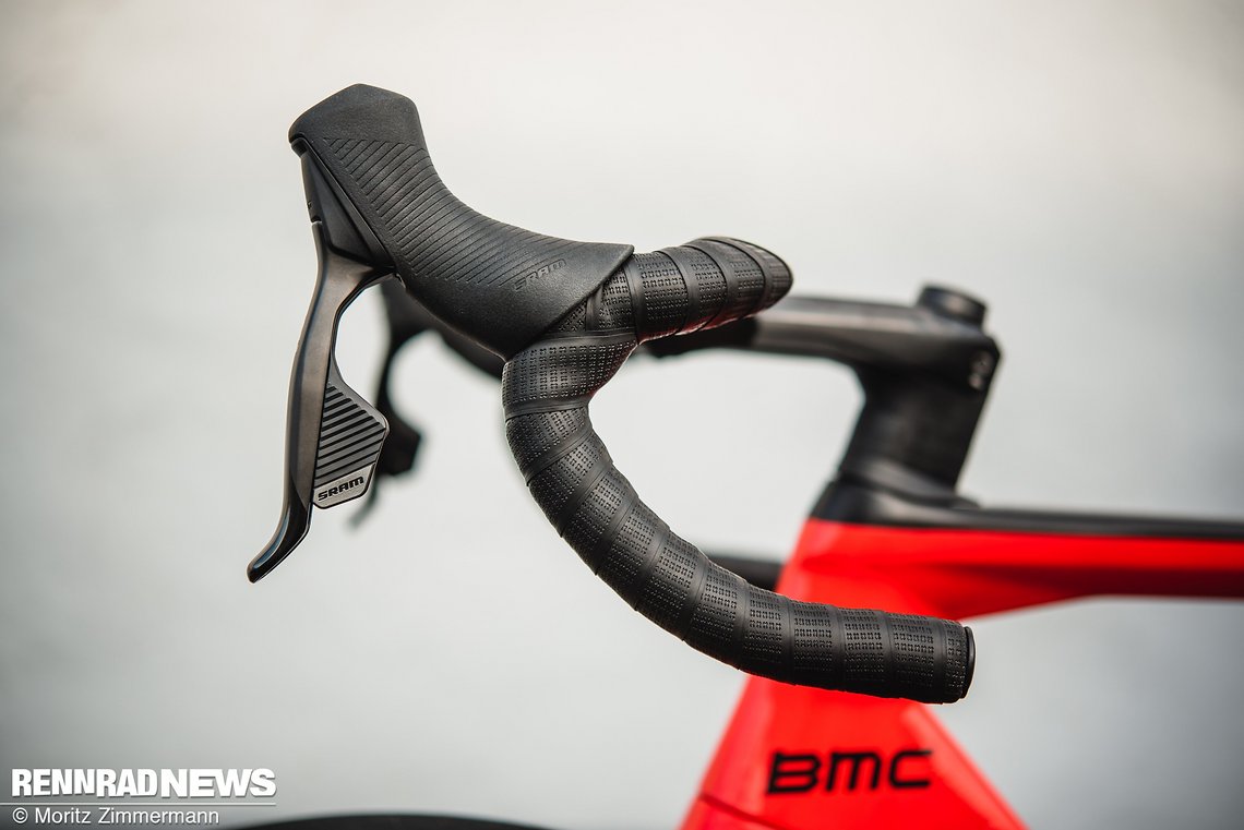 Am Lenker von BMC sind die SRAM Schaltgriffe...