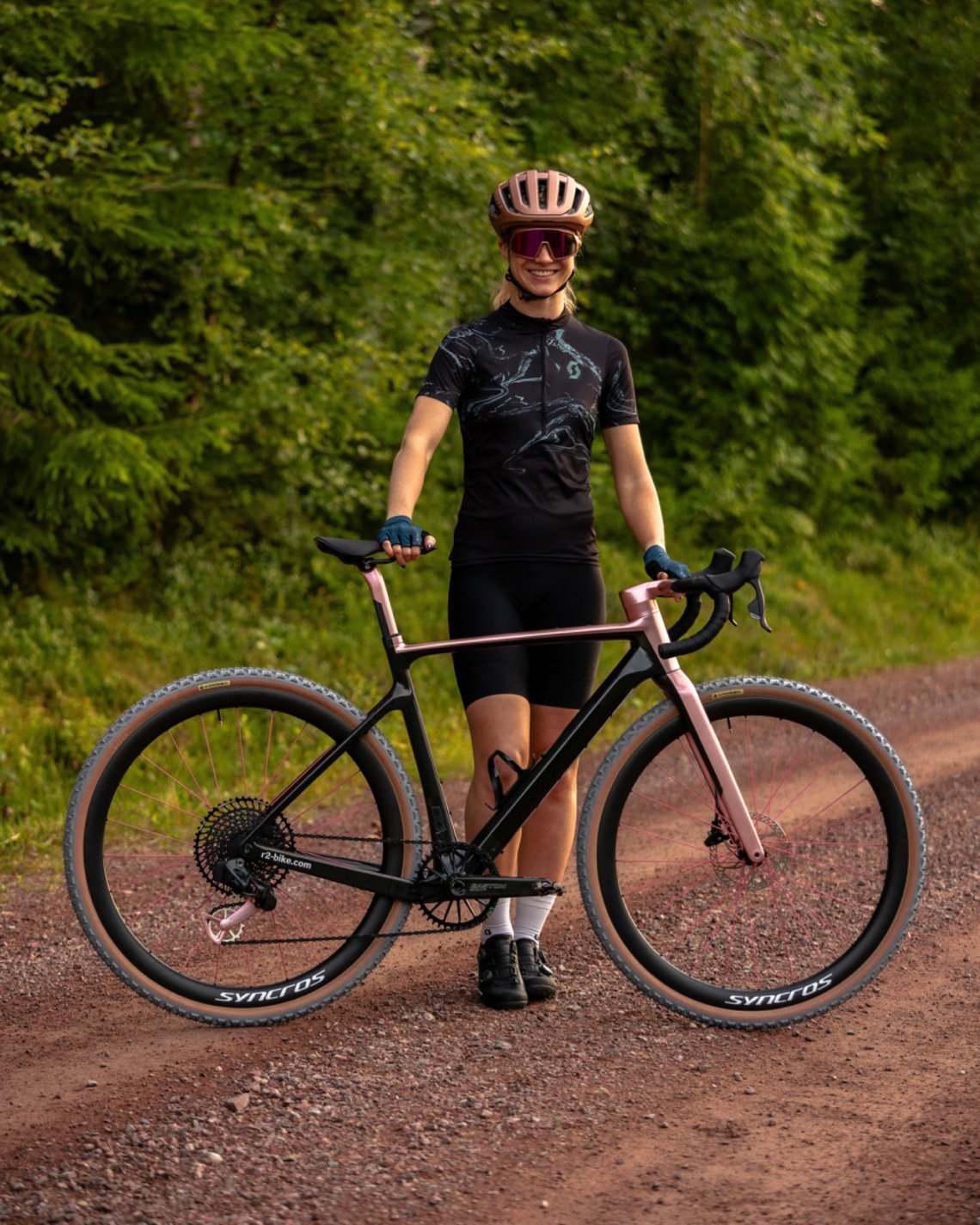 Pernilla darf sich über ein 7,5 kg leichtes Gravel Bike freuen.