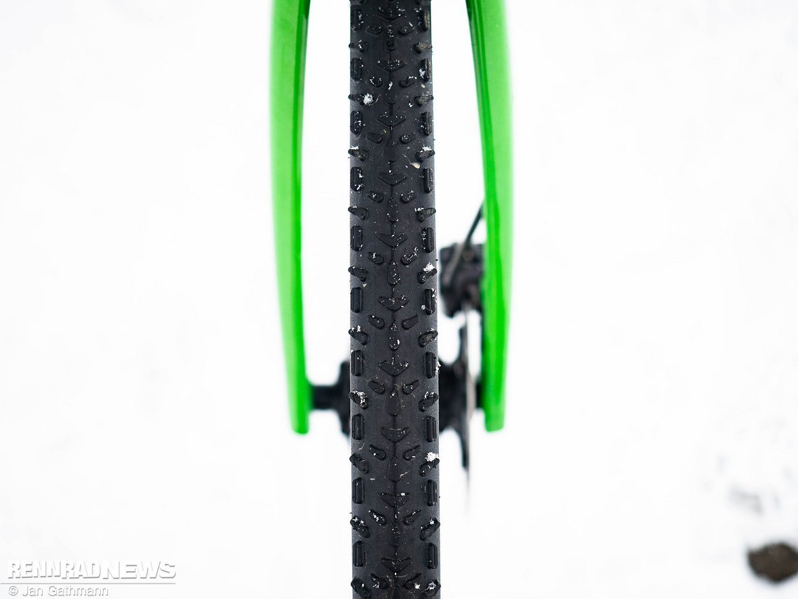 Das Schwalbe X-One Profil ist etwas feinstolliger als der Dugast Rhino.