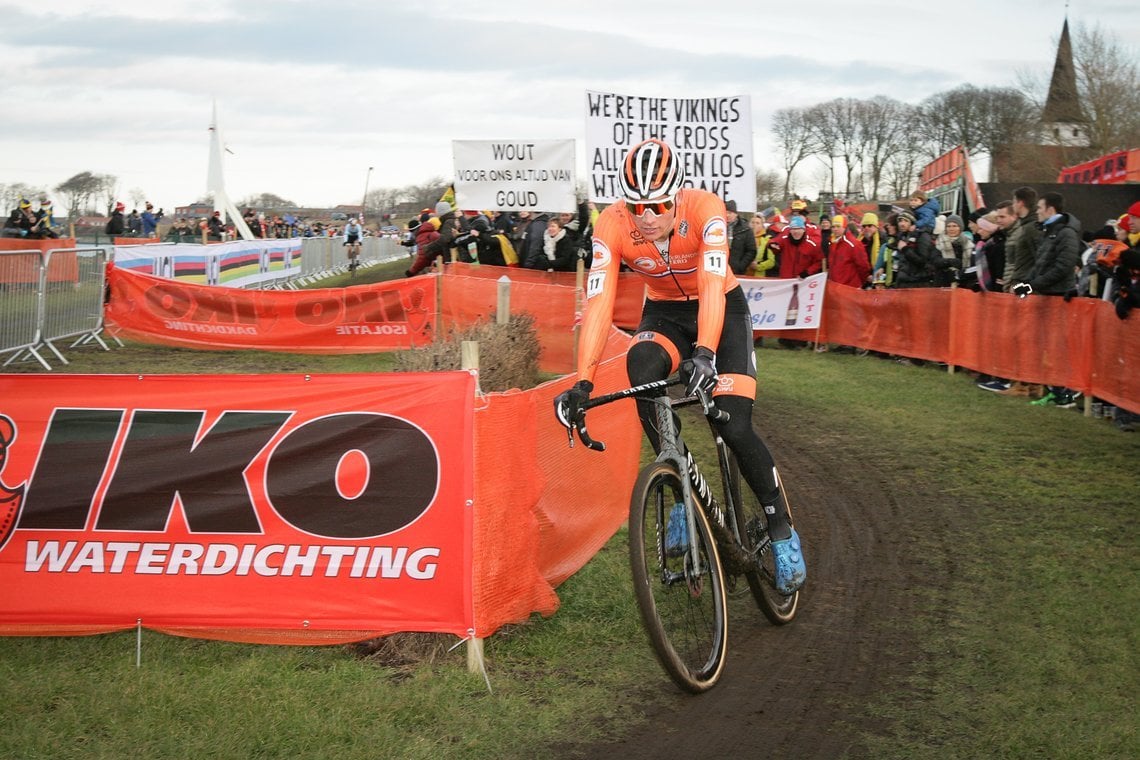 Van der Poel auf einem neuen Canyon Inflite CF SLX in Grau