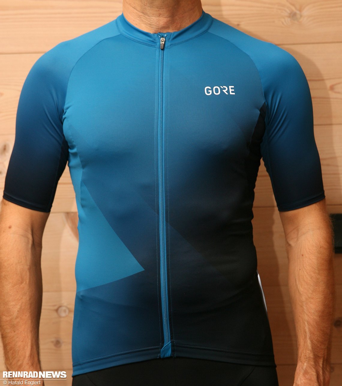 Das Gore Wear Fade Jersey ist ein klassisches Sommer-Trikot