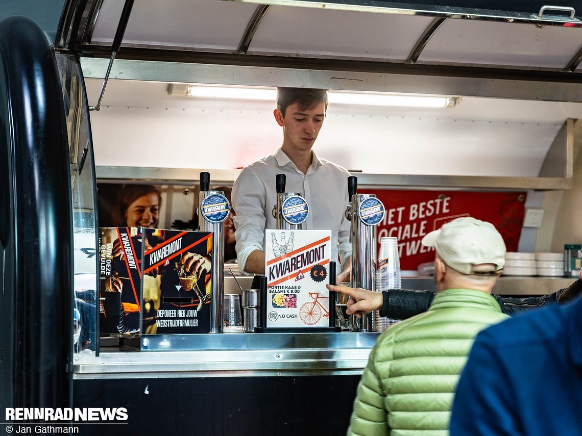 Die Belgier sind Radsport verrückt und das Bier zum Kopfsteinpflaster-Berg der Flanderundfahrt darf auf der Messe nicht fehlen.