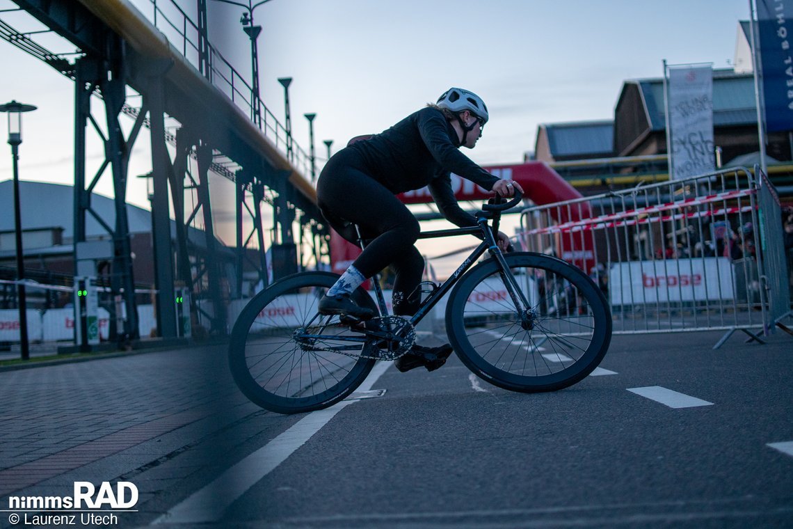 Das Rahmenprogramm am zweiten Tag wurde duch das Fixed Gear Crit auf dem Testgelände gekrönt.