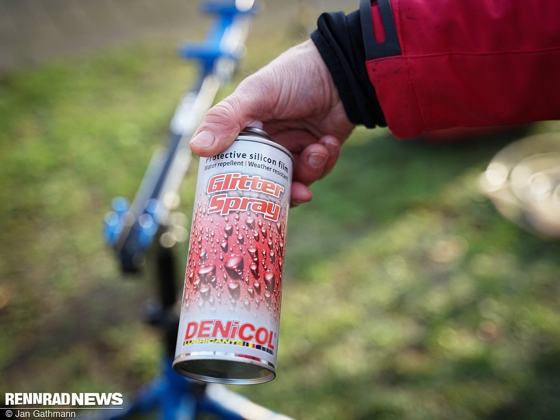 Der Vater empfiehlt Glitterspray, um Matschanhaftung zu mindern