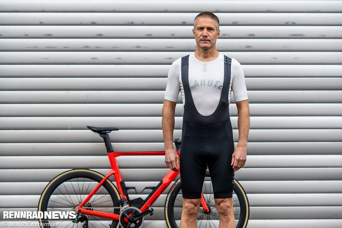 Die Rapha Pro Team Winter Bib Shorts ist am Bund sehr hoch geschnitten