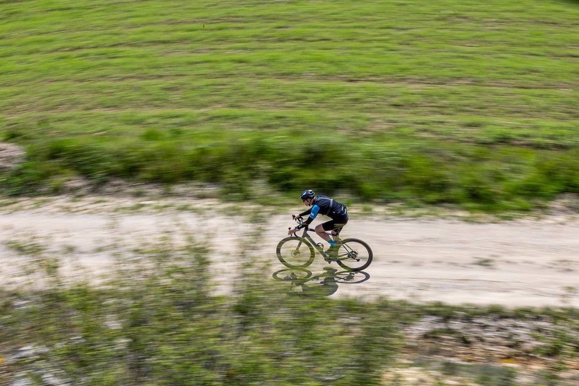 Die größere Kraft des Motors ist auf den zäh rollenden Gravel Wegen ein Vorteil.