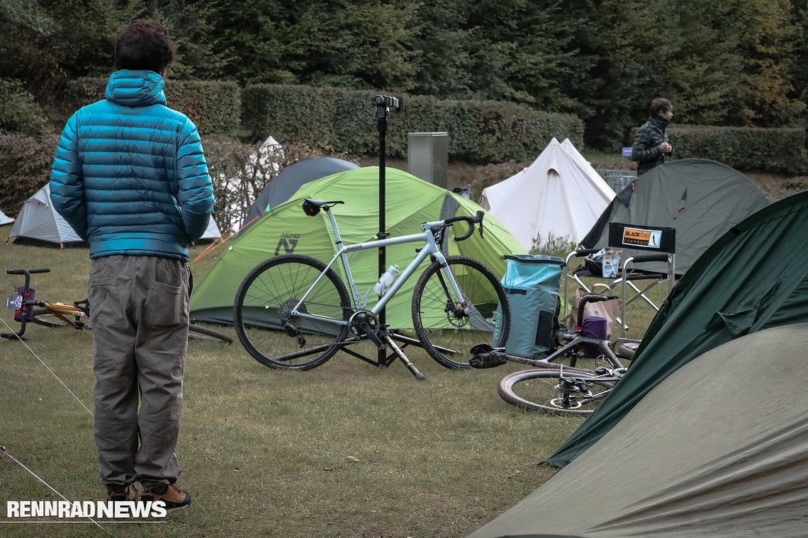 Natürlich guckt man sich auch die Bikes der anderen Fahrer*innen genauer an.