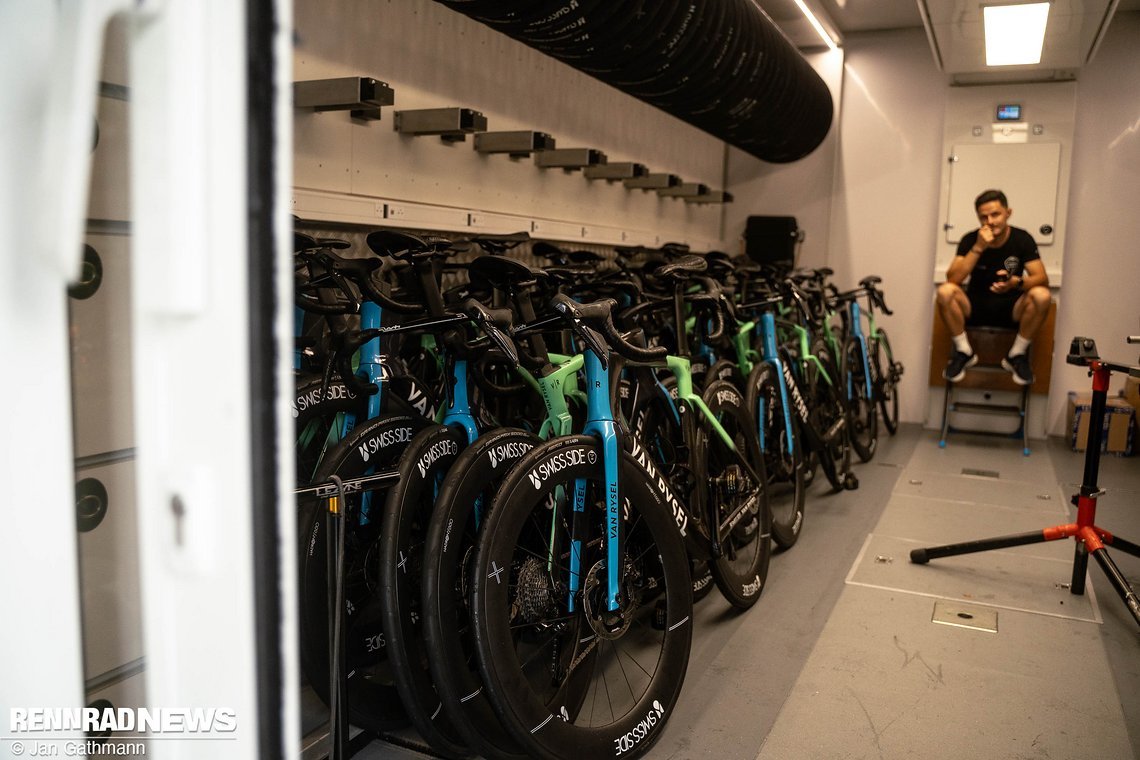 Der Team Truck, in dem die Mechaniker arbeiten, ist klimatisiert.