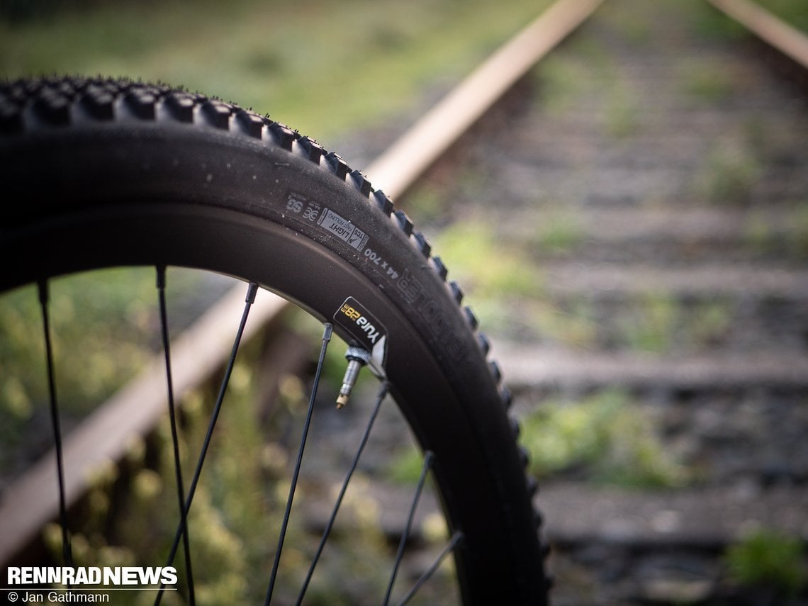 Ausgeprägte Seitenstollen sollen den Raddler offroad wie auf Schienen laufen lassen