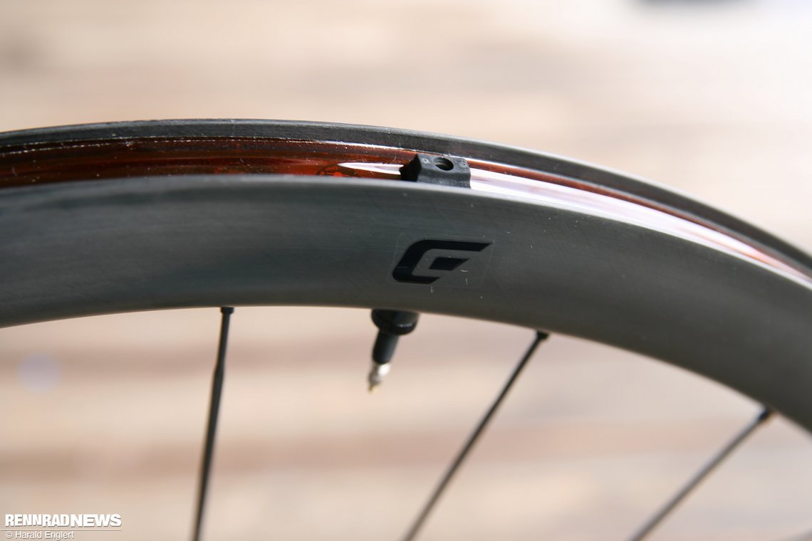 Tubeless-Ventile und Felgenband sind serienmäßig montiert