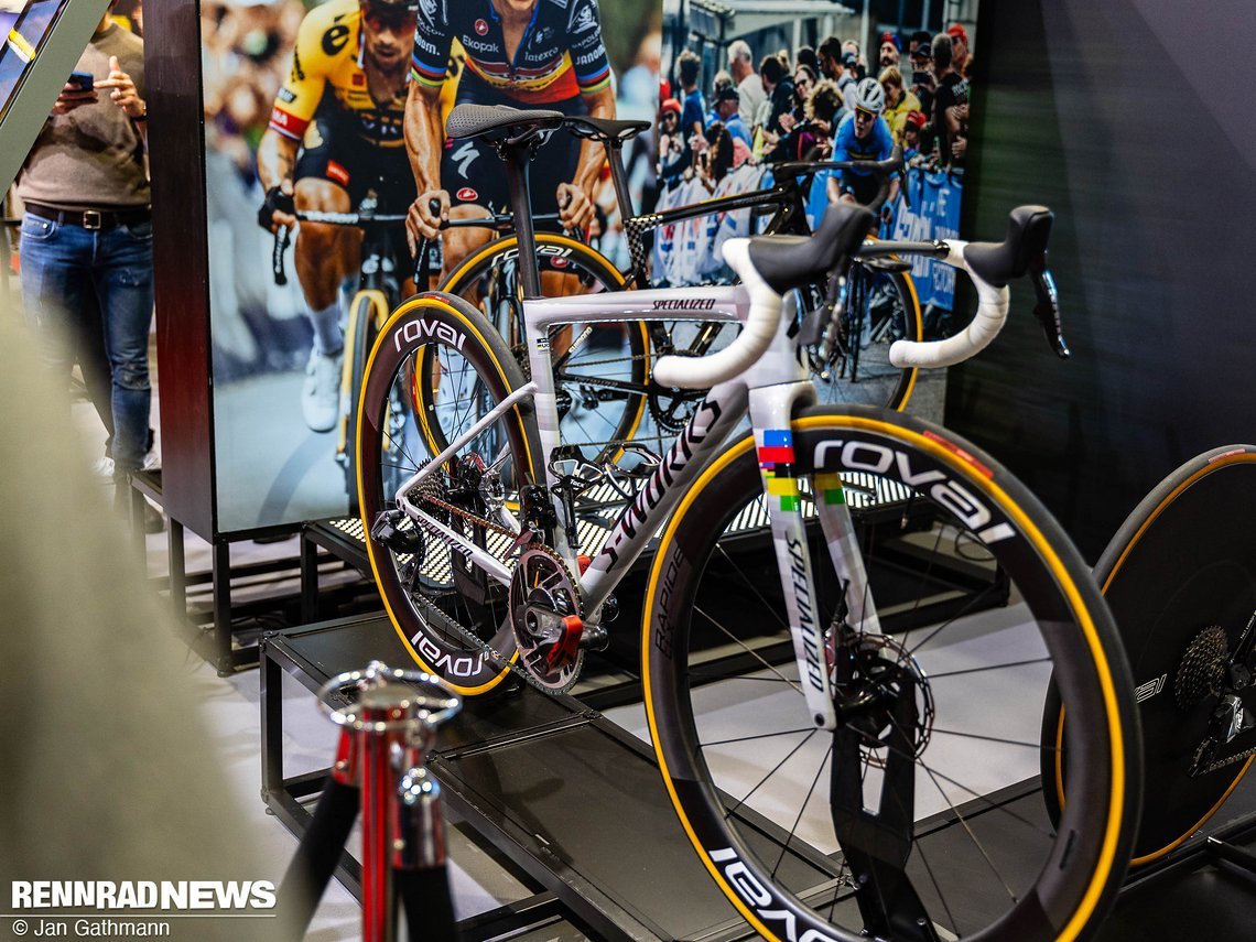 Das Weltmeister Tarmac SL8 von Lotte Kopecky am Stand von Specialized.