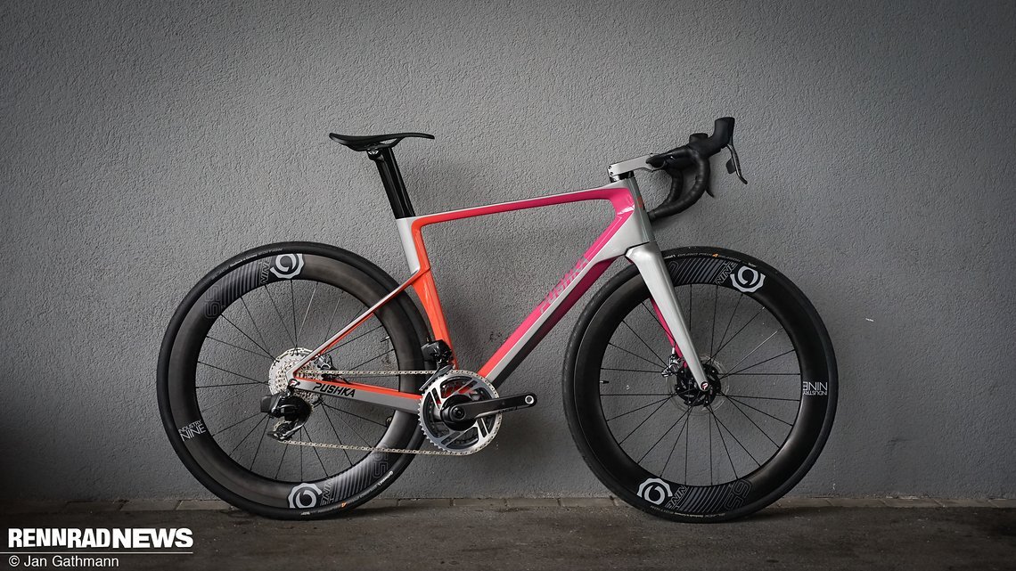 Pushka All-Road Aero-Rennradrahmen mit SRAM Red eTap AXS