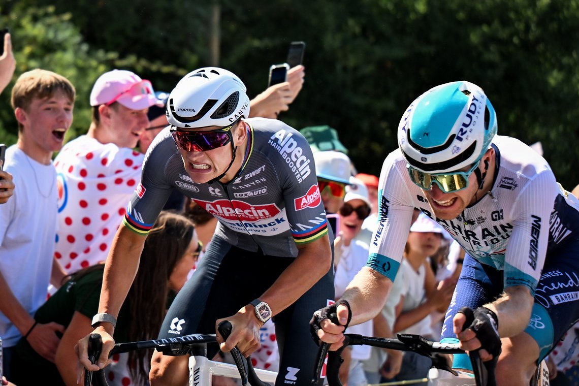 Mathieu van der Poel kann wohl nicht einfach im Feld mitrollen - der Niederländer ist ein Racer durch und durch.