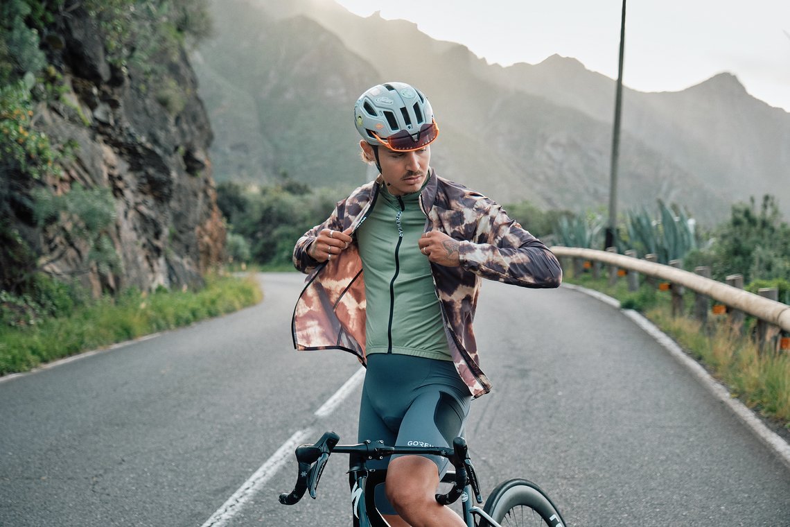 Der Windbreaker in der limitierten Shibori-Optik ist erhältlich für Männer und Frauen.
