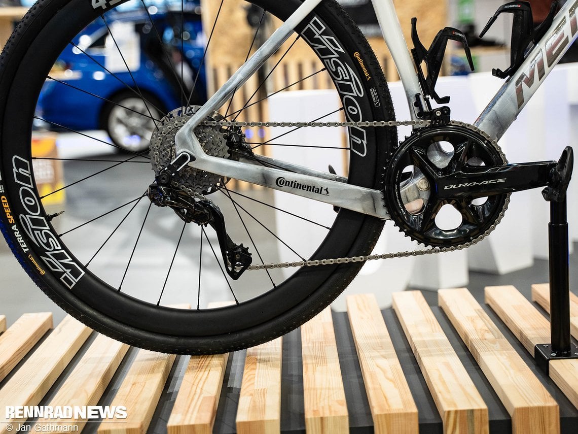 Es hat keine Gravel Gruppe, sondern eine Shimano Dura-Ace Di2 verbaut