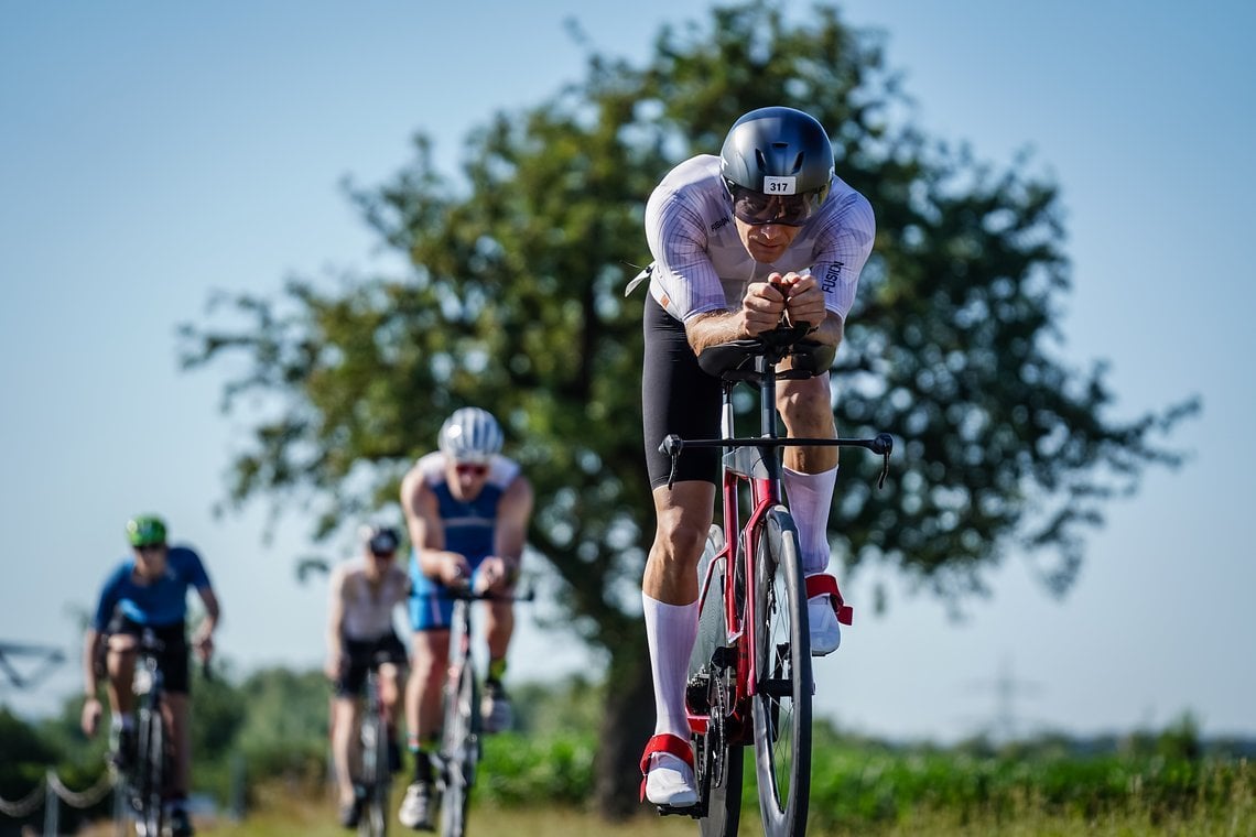 Ein Triathlon-Einteiler kann bei allen drei Disziplinen getragen werden und erspart das zeitaufwendige Umziehen