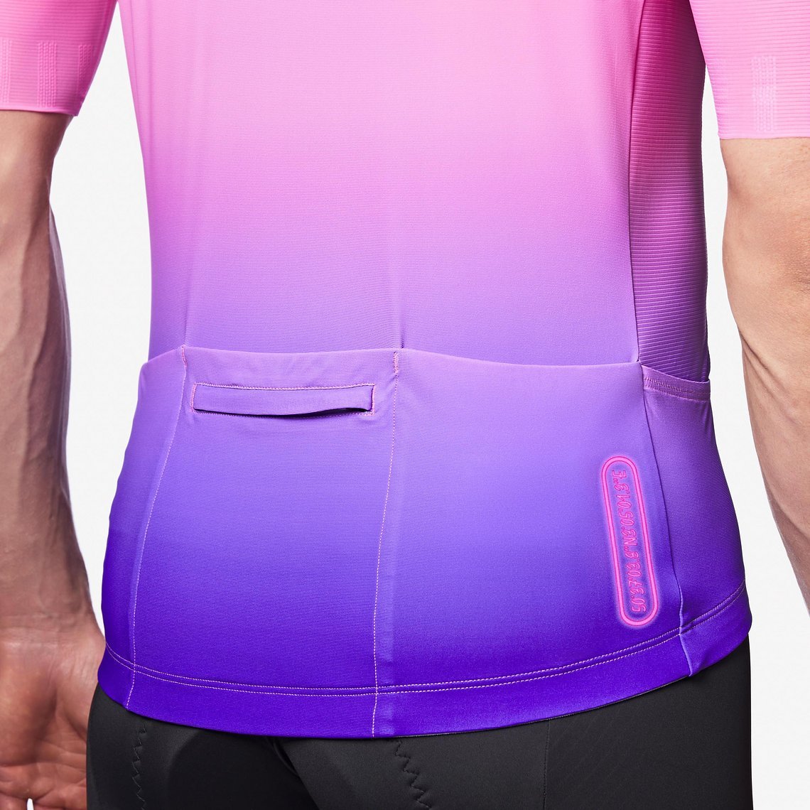 Das Trikot mit Reißverschluss bietet auch Taschen am Rücken ...