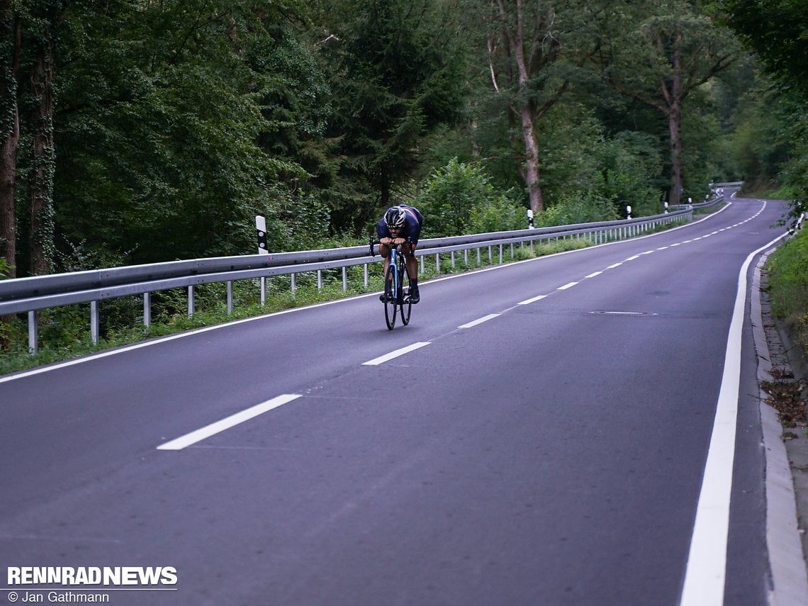 ... wie in schnellen Abfahrten – bis 80 km/h waren auf der Solinger WM-Testrunde möglich