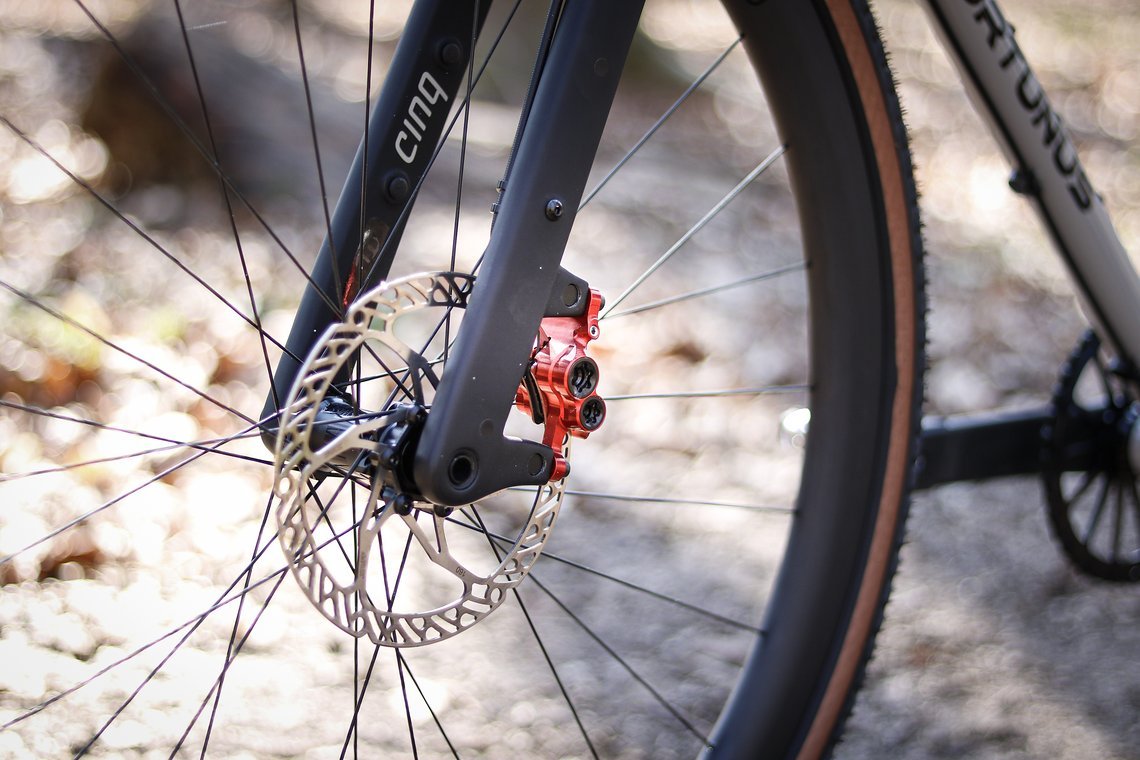 Die Gabel von Cinq aus Freiburg ist ein Gravel-Leckerbissen aus Carbon, die Bremsscheiben kommen ebenfalls aus der Gegend: von Trickstuff