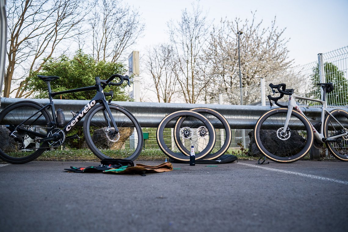 Während Max das Rennen auf einem Cervélo Caledonia-5 in Angriff nimmt, bin ich auf einem Cervélo Soloist unterwegs