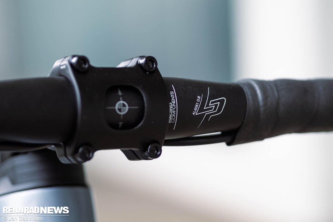 Die Leitungen laufen semi-integriert, sind aber kaum zu sehen.