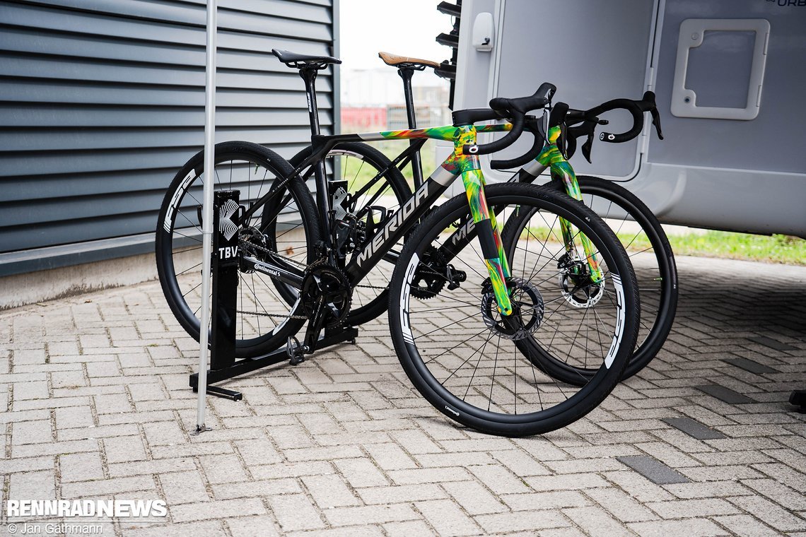 Ein offenkundig neues Merida Gravel Bike namens Mission bei Bahrain-Victorious.