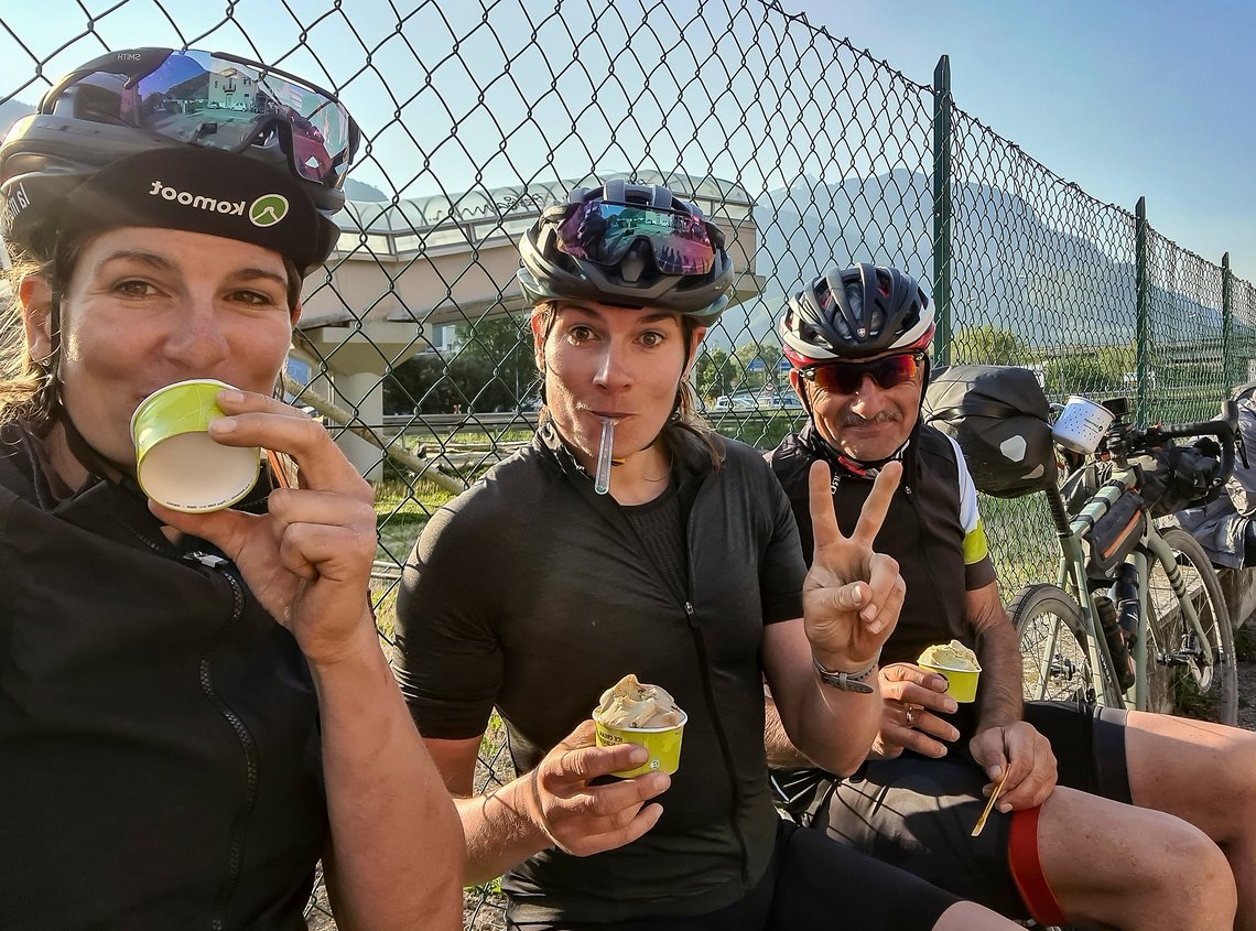 200 Kilometer am ersten Tag erweist sich dank dem starken Gegenwind als ambitionierter Plan. Mit einem Gelato im Bauch können wir uns für die finalen Kilometer motivieren.