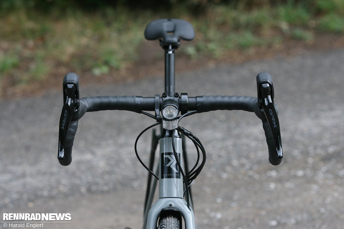 Leitungen und Züge verlaufen am Cockpit offen