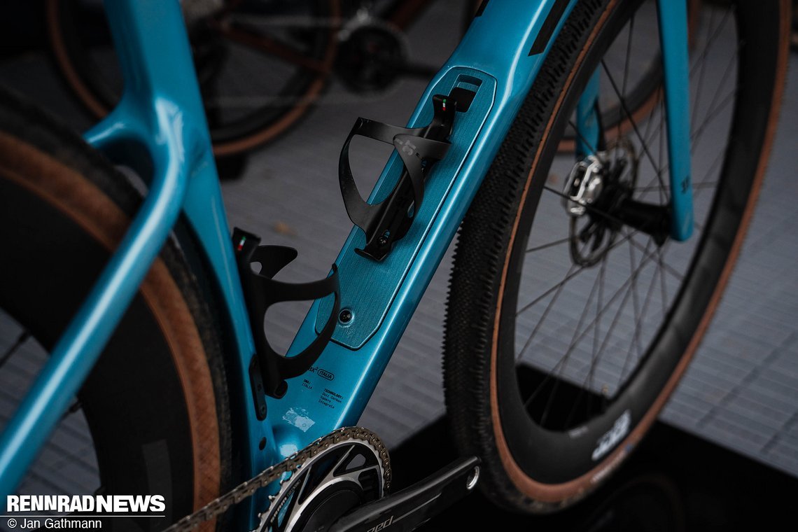 Im verbreiterten Unterrohr gibt es ein Staufach mit Fidlock-Deckel.