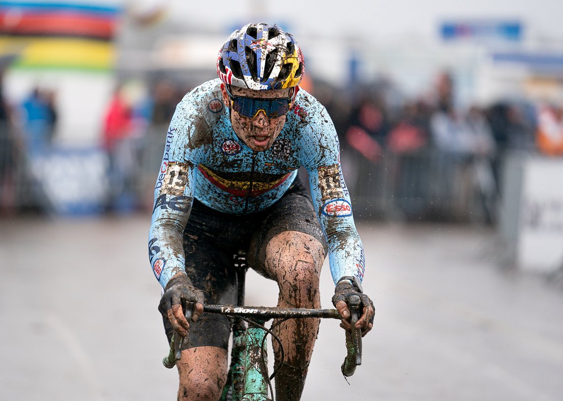 Wout van Aert konnte zwischenzeitlich bis an Toon Aerts heranfahren