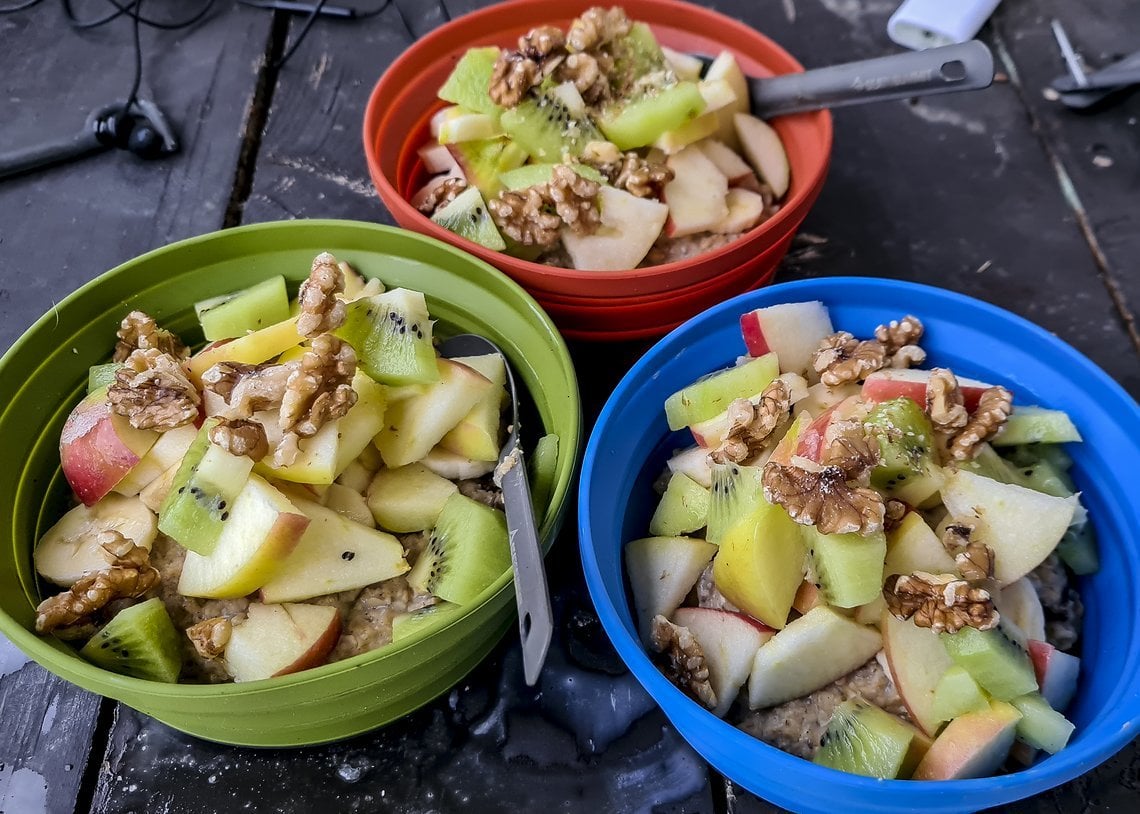 Caro hat uns jeden Morgen ein wohlschmeckendes Porridge gekocht. Das gibt Power für viele Stunden auf dem Bike.