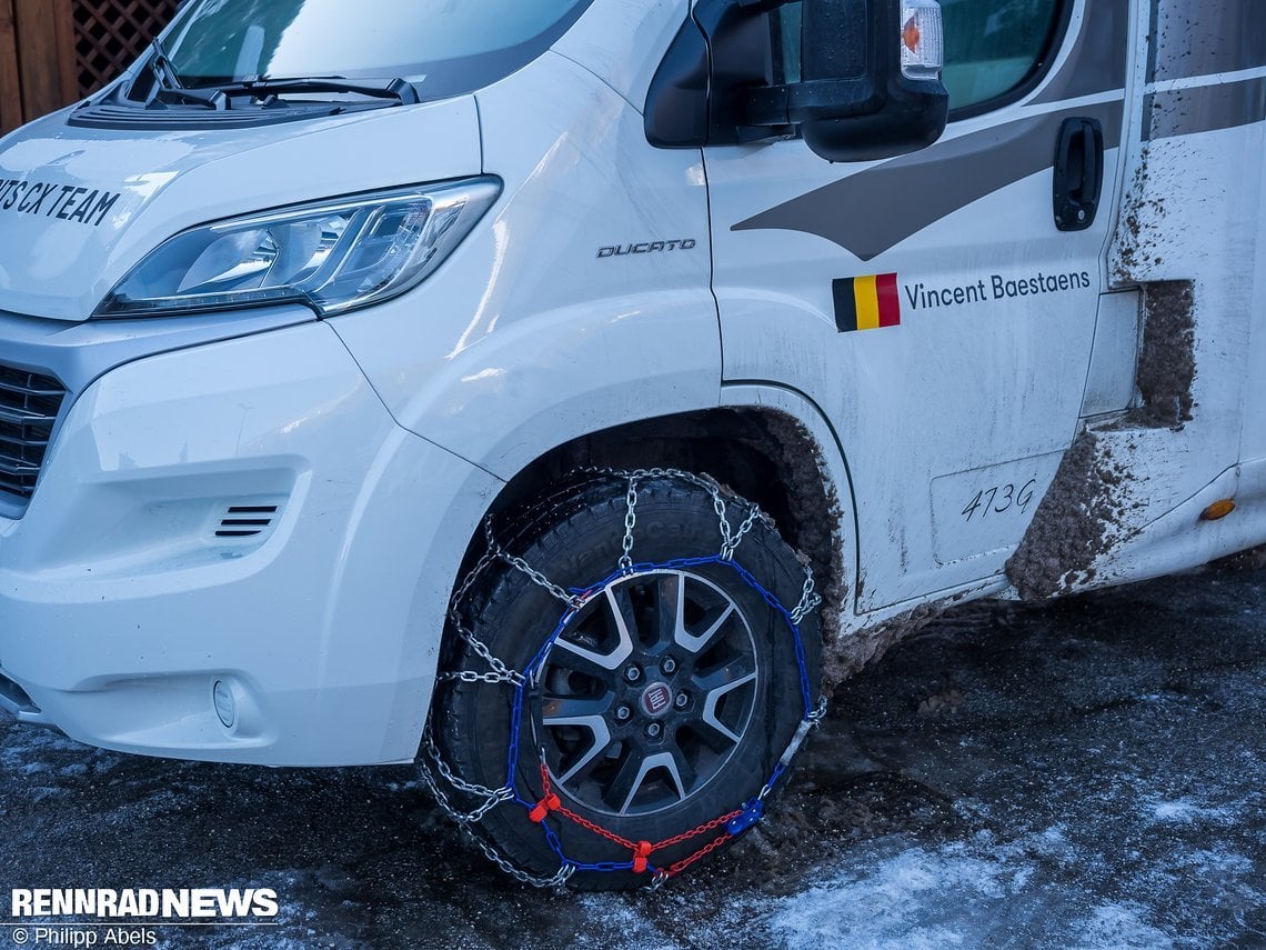 Die Teamfahrzeuge brauchen Schneeketten.