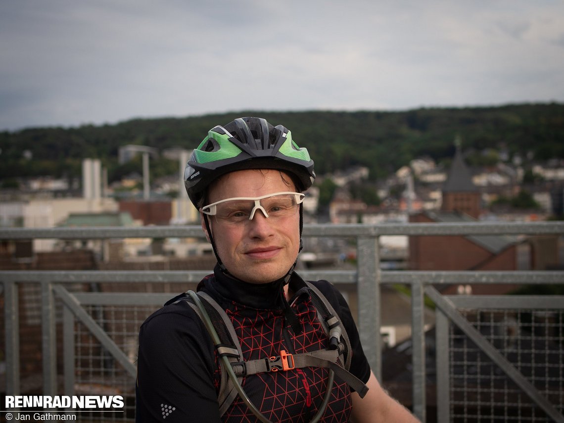 Andy Müller auf einer Brücke der  Wuppertaler Nordbahntrasse. Durch den Radweg auf einer ehemaligen Bahntrasse hat er erst richtig zum Rennradfahren gefunden.