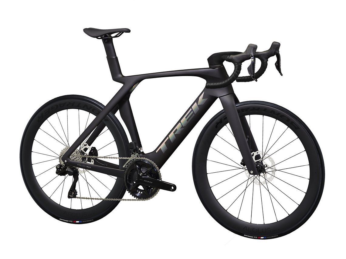 Eine der elektronischen Schaltungen ist die neue Shimano 105 Di2 2x12 Gruppe am Madone SLR 6 für 7.699 €.