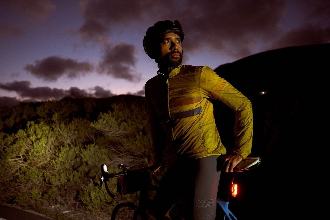 Das Brevet Flyweight Wind Jacket schreibt die Designsprache des Trikots fort.