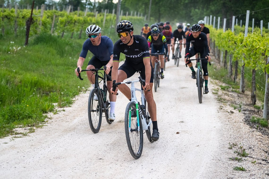 Ex-Weltmeister Alessandro Ballan rollt an der Spitze mit.