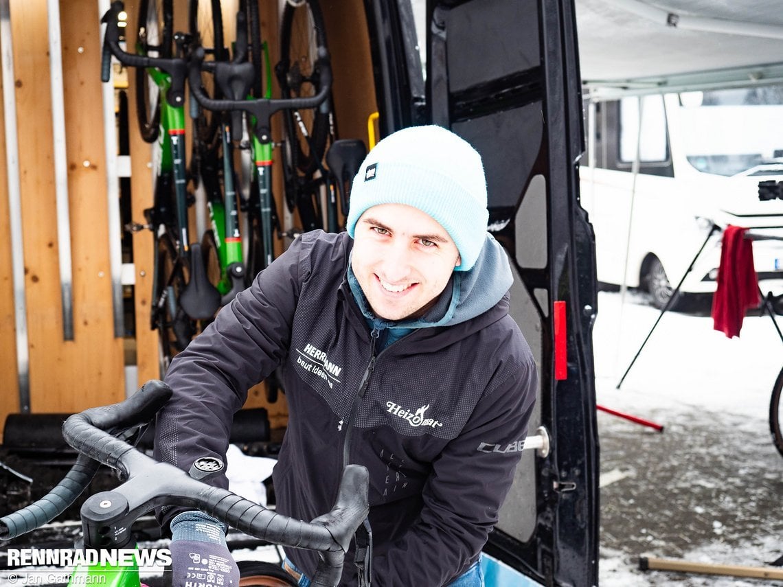 Mechaniker Luis Dürr freut sich über weniger Arbeit mit Tubeless-Reifen.