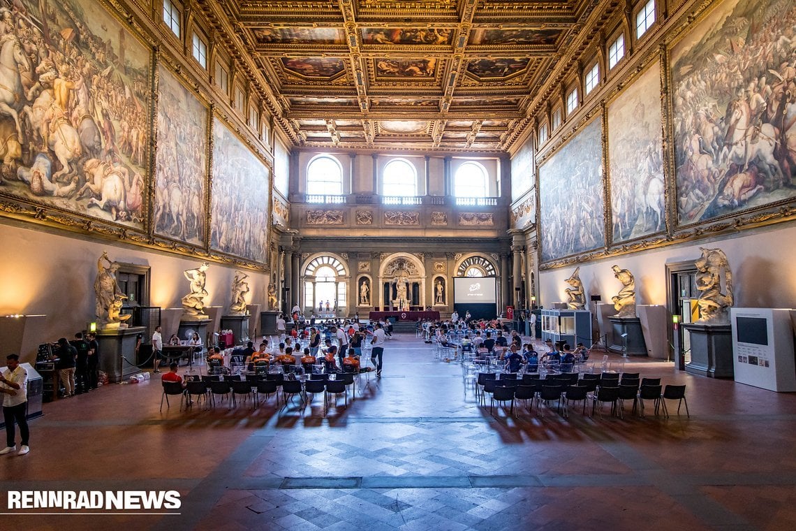 In den Sälen des Palazzo Vecchio konnten die Fahrer warten, bevor es auf die Bühne ging.