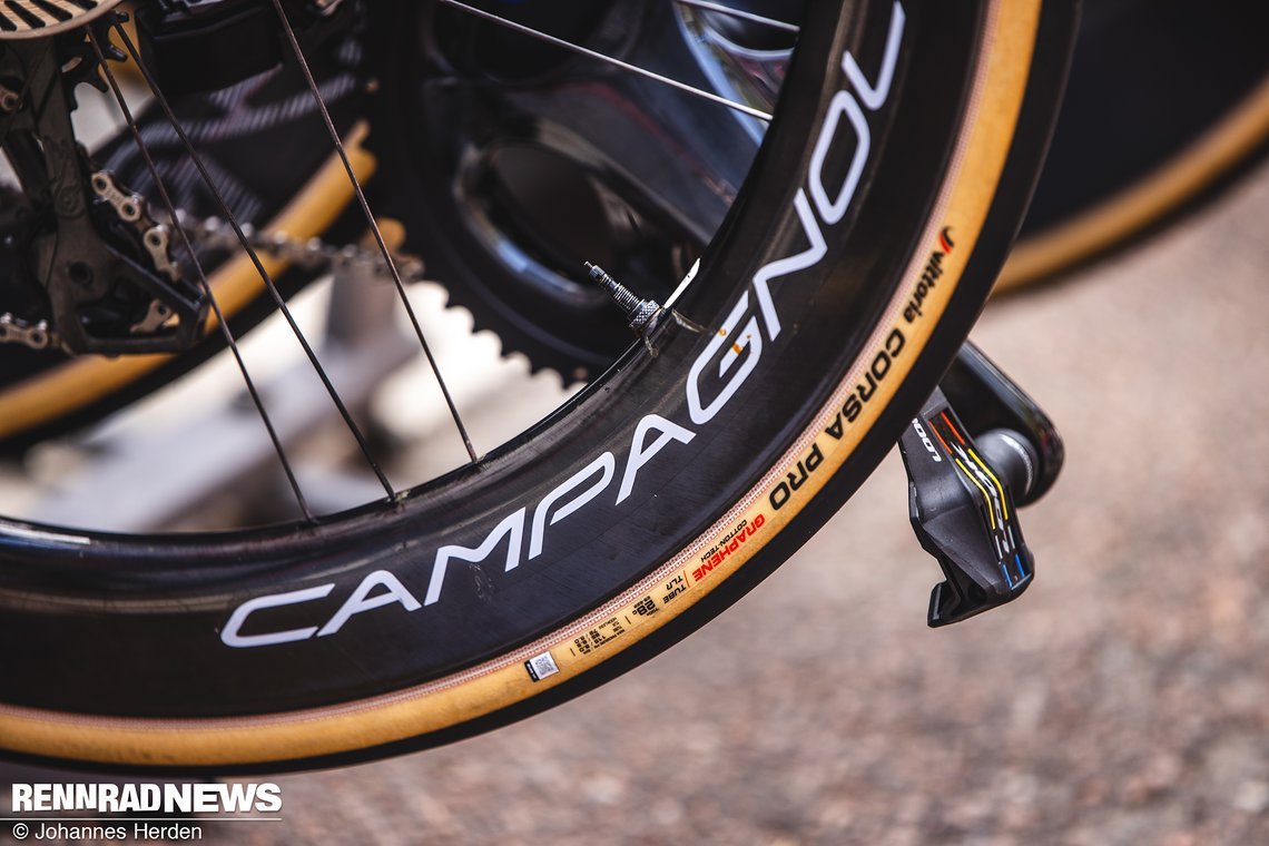 Auf den Campoagnolo Bora Ultra Laufrädern sind 28 mm breite Vittoria Corsa Pro Tubeless-Reifen montiert.