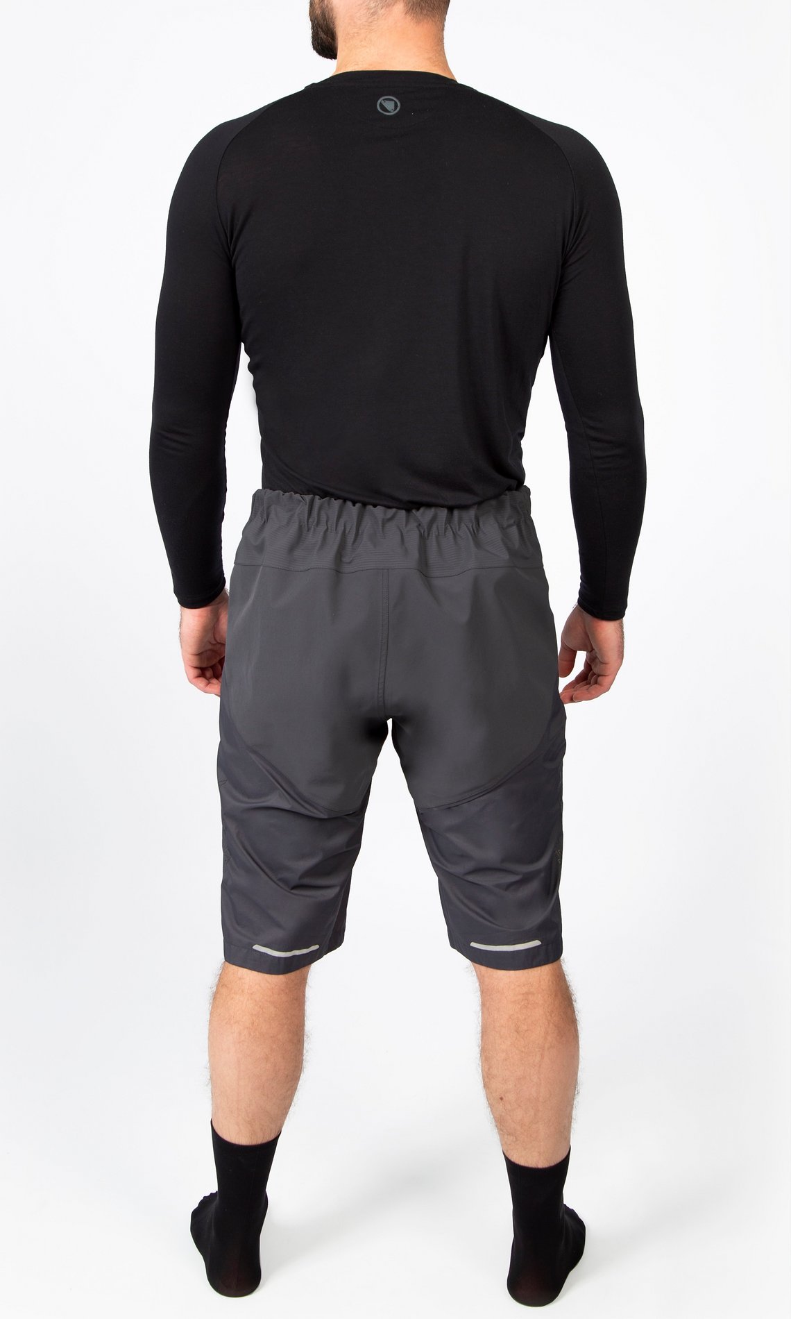 Reflektierende Elemente erhöhen die passive Sicherheit der GV500 Waterproof Short von Endura.