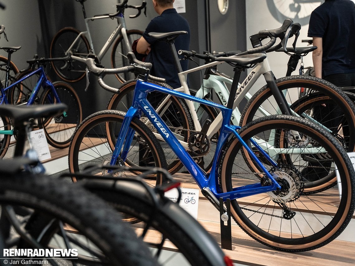 Auch ein Gravel Bike mit Carbonrahmen steht auf dem Messestand von Univega