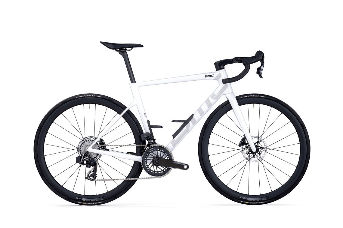 Die BMC Teammachine SLR 01 Three kommt mit der neuen SRAM Force AXS Gruppe