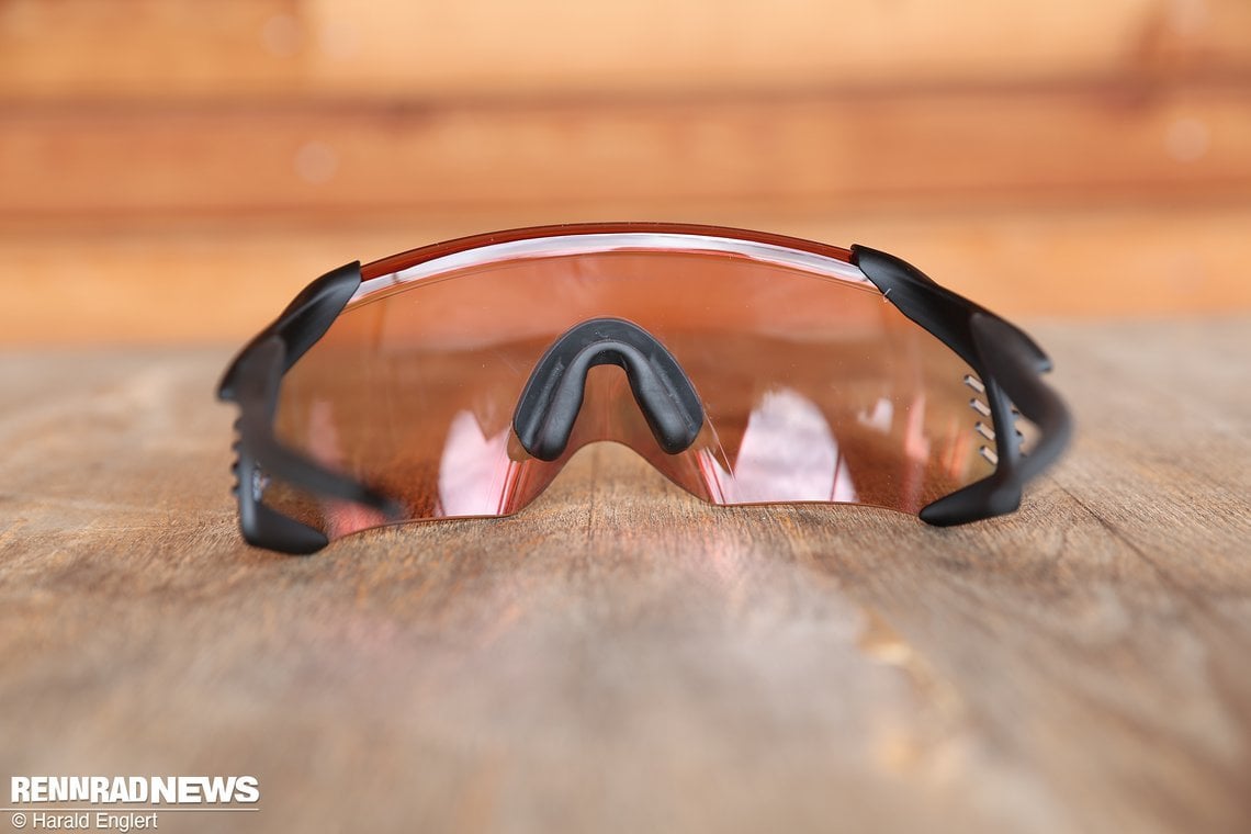 Die Scheibe ist nur an den Seiten eingefasst.